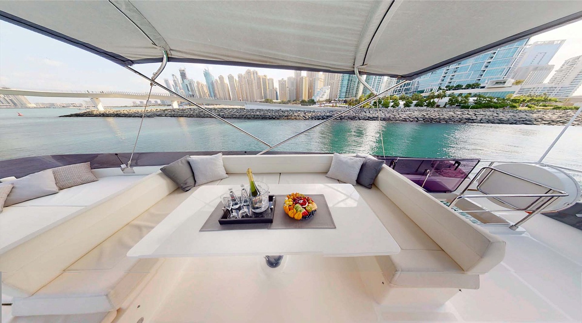 Аренда моторной яхты Ferretti 670 Bella 4 в Дубае, ОАЭ